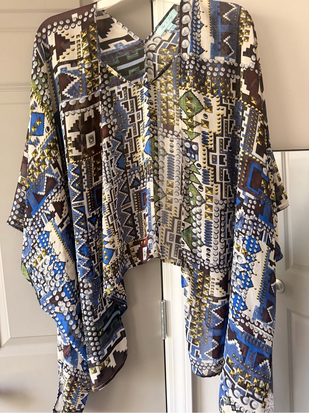 Boho Geo Print V-Neck Womenโs kimono top in Blue and White